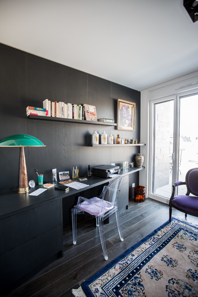 Immagine di un ufficio eclettico con pareti marroni, parquet scuro e scrivania autoportante