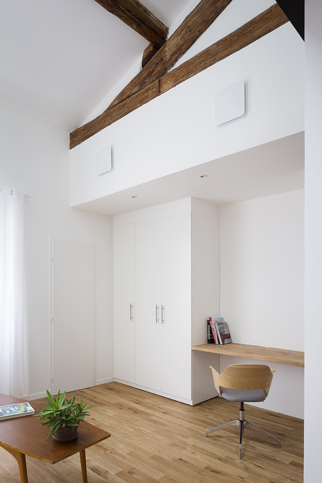Foto de despacho contemporáneo de tamaño medio sin chimenea con paredes blancas, suelo de madera en tonos medios y escritorio empotrado