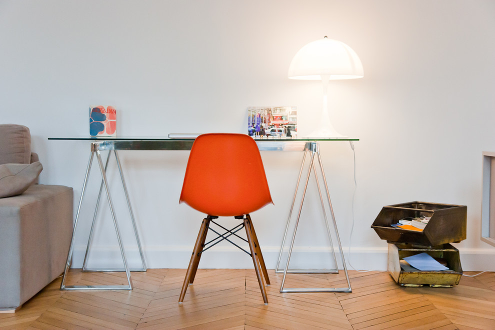 Aménagement d'un petit bureau contemporain avec un bureau indépendant, un mur blanc et un sol en bois brun.