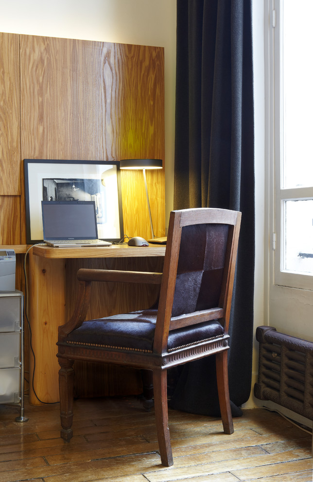 パリにあるお手頃価格のコンテンポラリースタイルのおしゃれな書斎 (造り付け机、白い壁、無垢フローリング) の写真