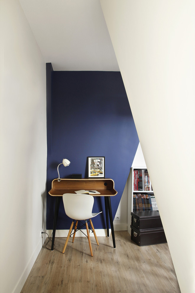 パリにある中くらいなモダンスタイルのおしゃれな書斎 (青い壁、淡色無垢フローリング、暖炉なし、自立型机) の写真