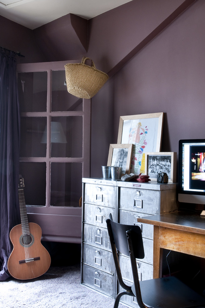 Eklektisches Arbeitszimmer mit Arbeitsplatz, lila Wandfarbe, Teppichboden und freistehendem Schreibtisch in Paris