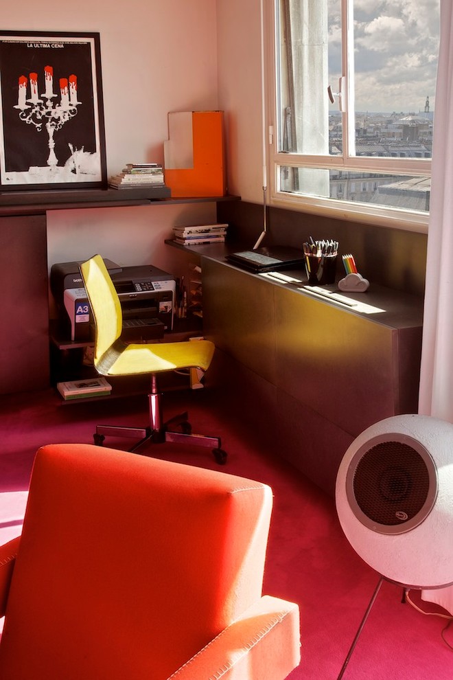 Inspiration pour un petit bureau minimaliste avec un mur blanc, moquette, aucune cheminée et un bureau indépendant.