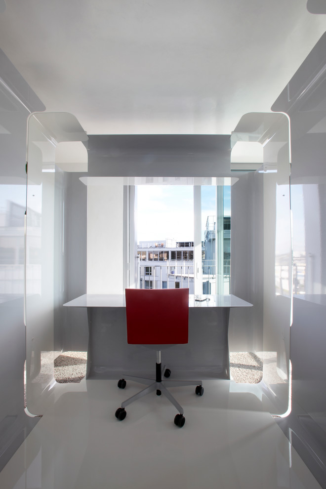 Exemple d'un bureau tendance avec un mur gris, aucune cheminée et un bureau indépendant.