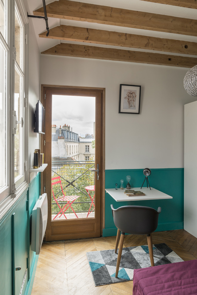 パリにある中くらいなコンテンポラリースタイルのおしゃれなホームオフィス・書斎 (青い壁、淡色無垢フローリング) の写真