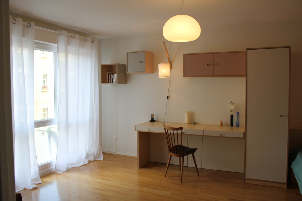 Example of a small danish built-in desk light wood floor home studio design in Paris