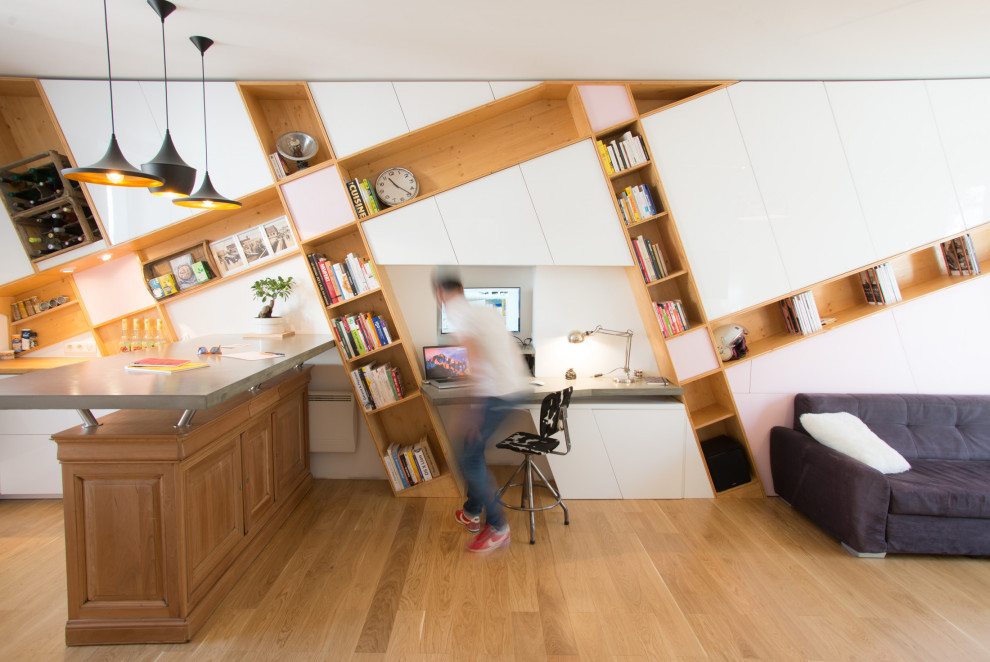 Example of a trendy built-in desk medium tone wood floor and brown floor home office design in Grenoble