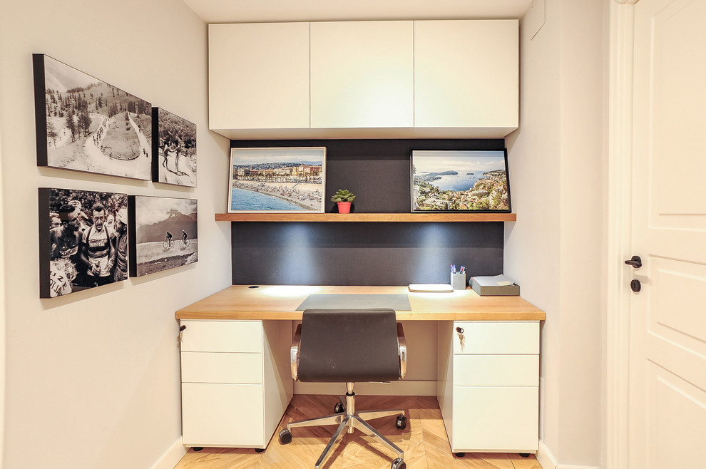 Ispirazione per un piccolo ufficio design con parquet chiaro e pavimento marrone