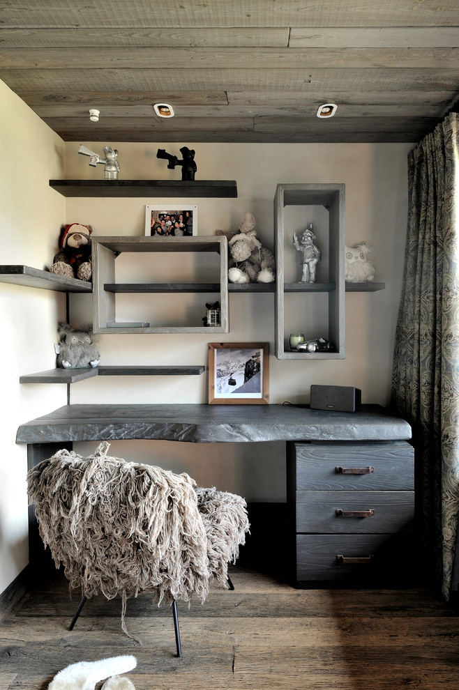 Modernes Arbeitszimmer mit beiger Wandfarbe, dunklem Holzboden und Einbau-Schreibtisch in Sonstige