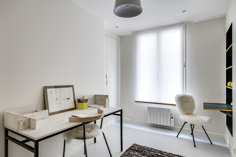 Идея дизайна: рабочее место среднего размера в современном стиле с белыми стенами и отдельно стоящим рабочим столом