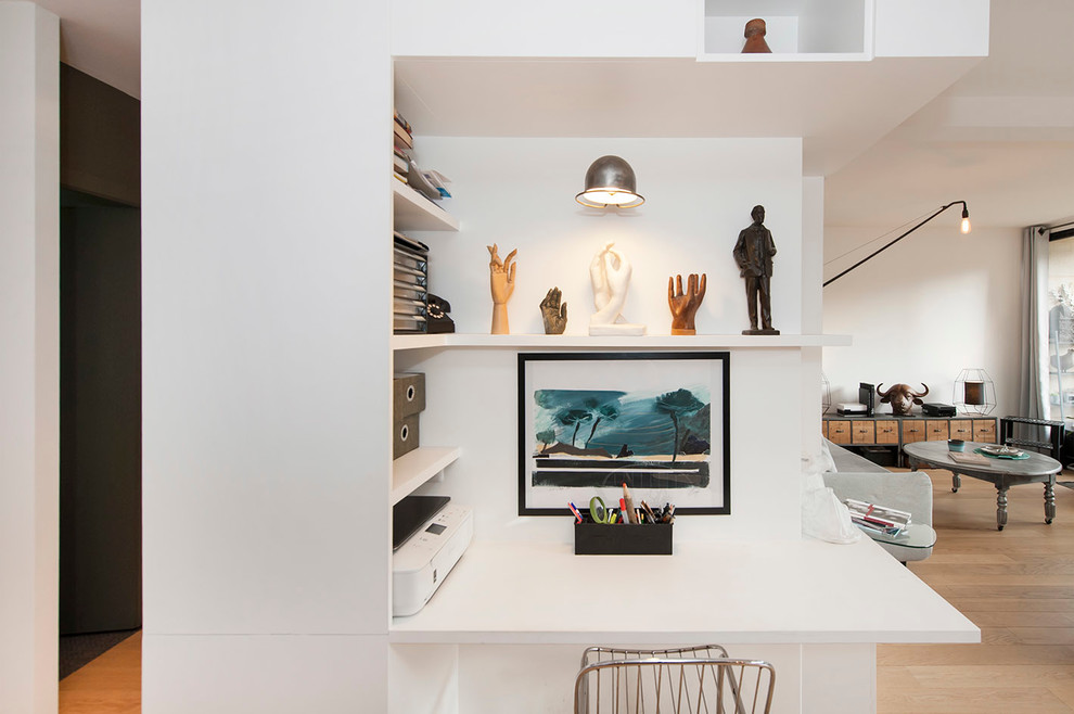 Aménagement d'un petit bureau contemporain avec un mur blanc, parquet clair, aucune cheminée et un bureau intégré.