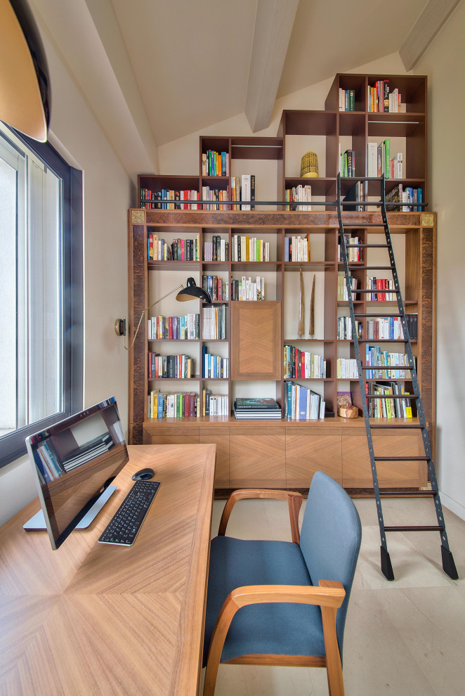 Cette photo montre un bureau tendance avec un mur beige, un bureau indépendant, un sol beige et un plafond voûté.