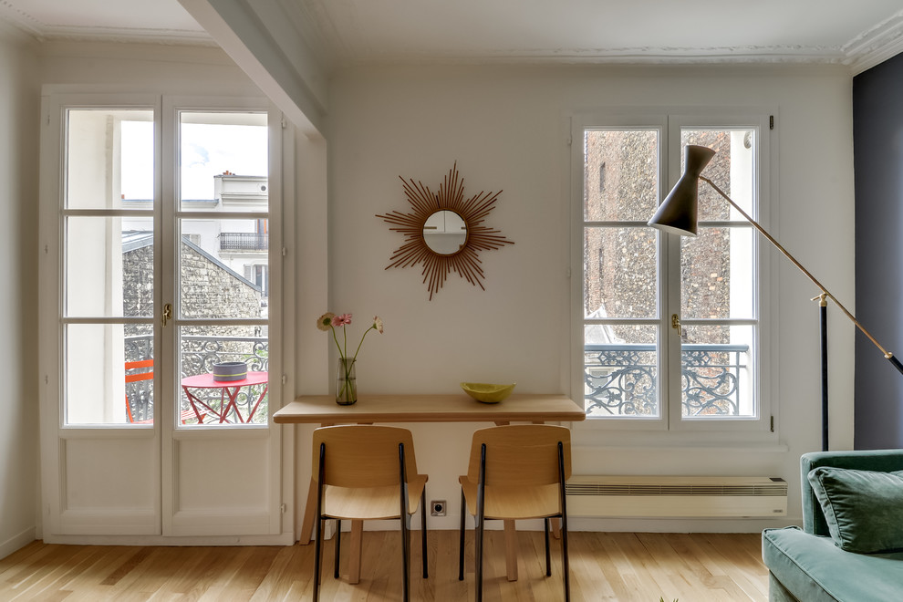 パリにある小さなコンテンポラリースタイルのおしゃれな書斎 (白い壁、淡色無垢フローリング、自立型机) の写真