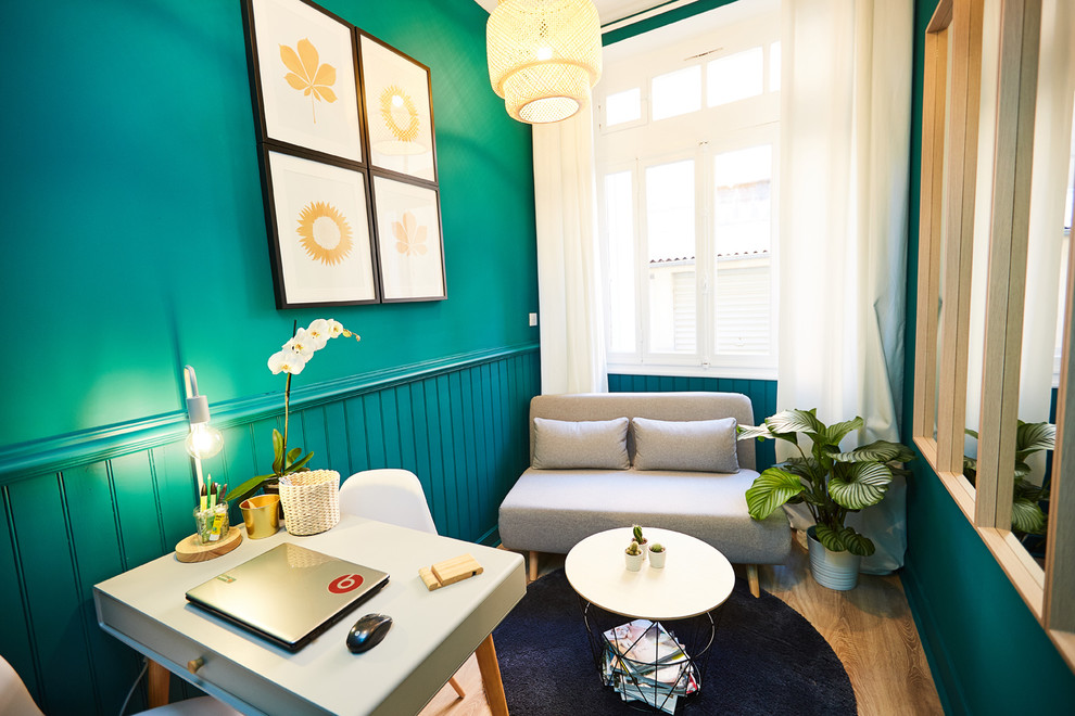 Foto di un piccolo ufficio nordico con pareti verdi, parquet chiaro, scrivania autoportante e pavimento beige