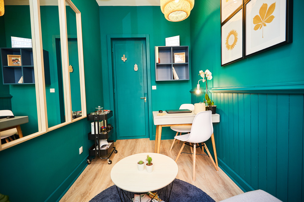 Стильный дизайн: маленькое рабочее место в скандинавском стиле с зелеными стенами, светлым паркетным полом, отдельно стоящим рабочим столом и бежевым полом для на участке и в саду - последний тренд