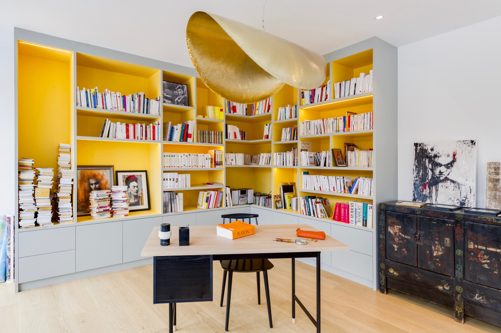 パリにあるコンテンポラリースタイルのおしゃれなホームオフィス・書斎の写真