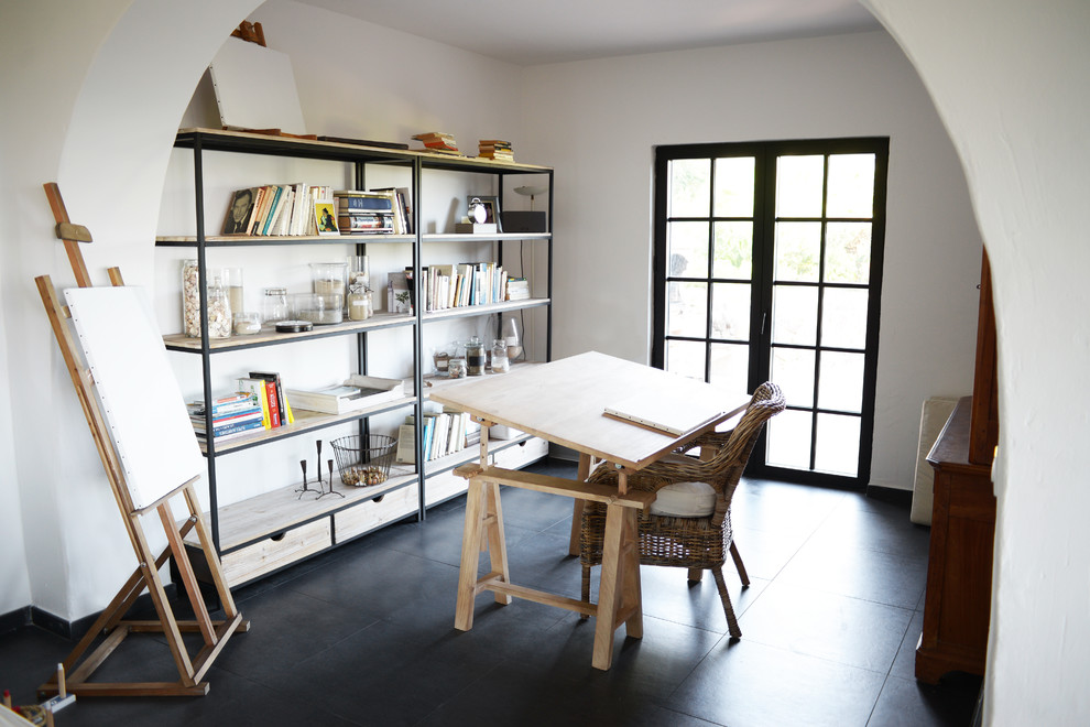 Mediterranean home studio in Nice with white walls and a freestanding desk.