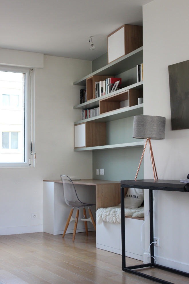 Стильный дизайн: маленький кабинет в скандинавском стиле с встроенным рабочим столом для на участке и в саду - последний тренд