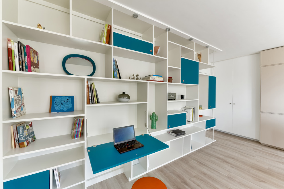 Foto di un ufficio scandinavo con pareti blu e parquet chiaro
