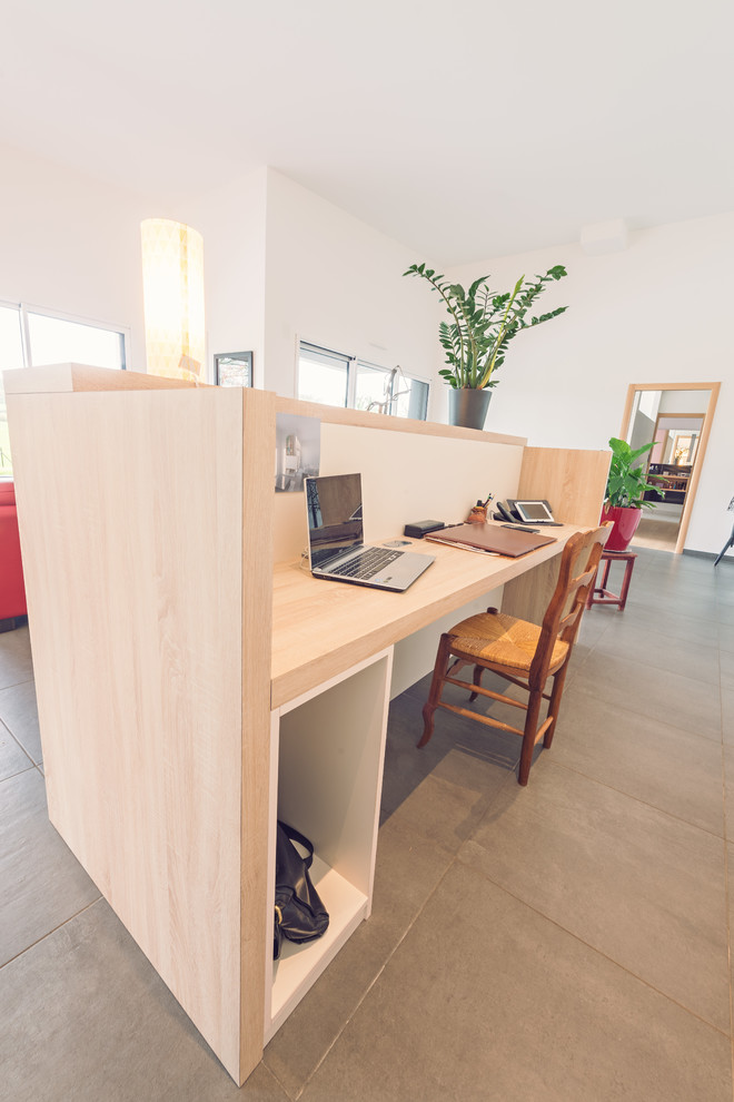 Imagen de despacho escandinavo pequeño con paredes blancas, suelo de pizarra y suelo gris