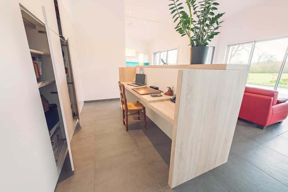 Aménagement d'un petit bureau scandinave avec un mur blanc, un sol en ardoise, un bureau intégré et un sol gris.