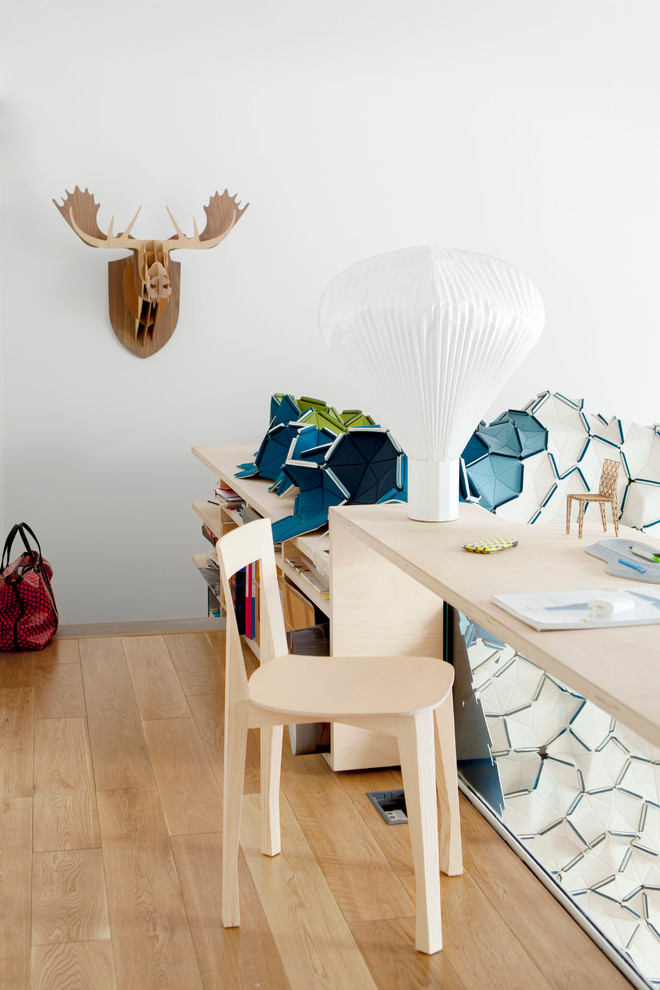 Idée de décoration pour un bureau design de taille moyenne avec un mur blanc et un sol en bois brun.