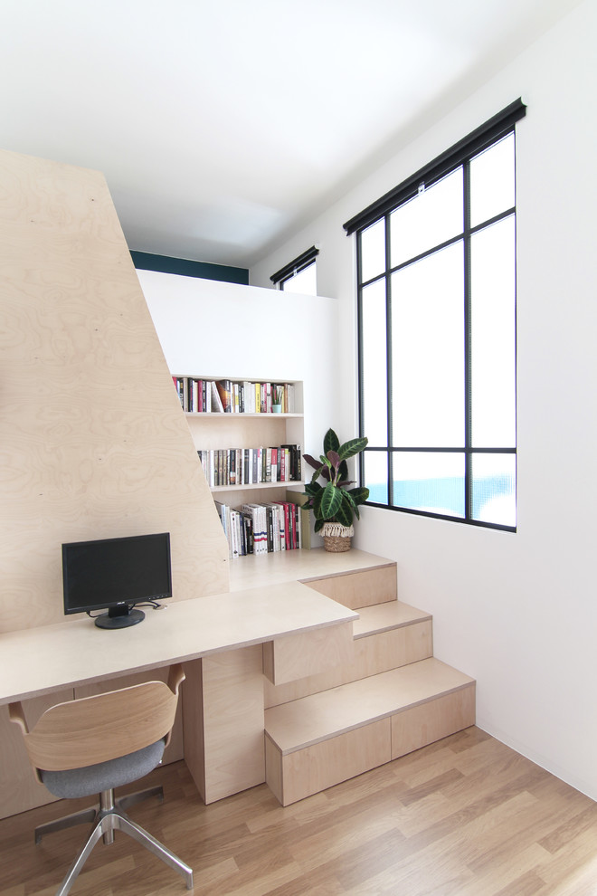 Inspiration for a scandinavian home office remodel in Bordeaux