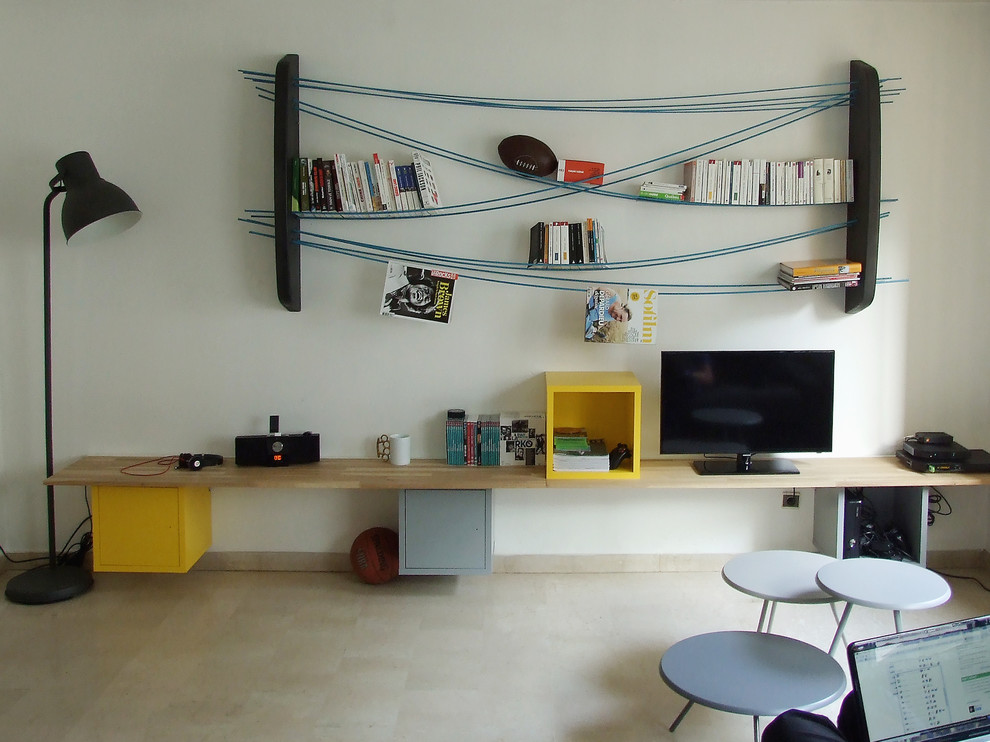 リヨンにあるコンテンポラリースタイルのおしゃれなホームオフィス・書斎 (ライブラリー、白い壁、大理石の床) の写真