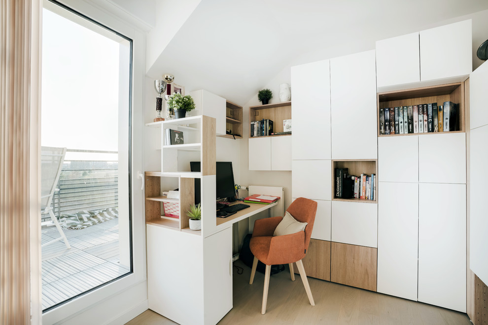 Idee per uno studio design con pareti bianche, parquet chiaro, scrivania incassata e pavimento beige