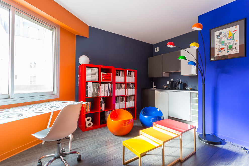 Réalisation d'un bureau design de taille moyenne avec un mur multicolore, un bureau indépendant, un sol gris, une bibliothèque ou un coin lecture et un sol en bois brun.