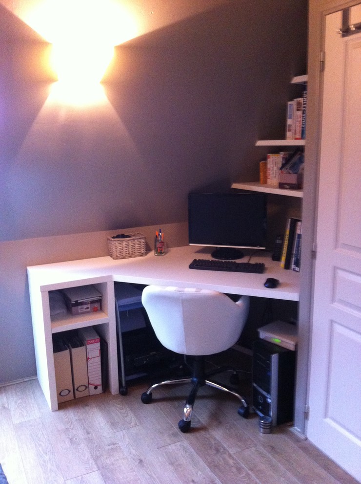 Medium sized contemporary home office in Brest.