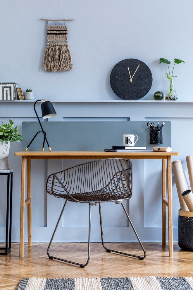 Foto di un ufficio scandinavo di medie dimensioni con pareti blu, parquet chiaro, nessun camino, scrivania autoportante e pavimento marrone