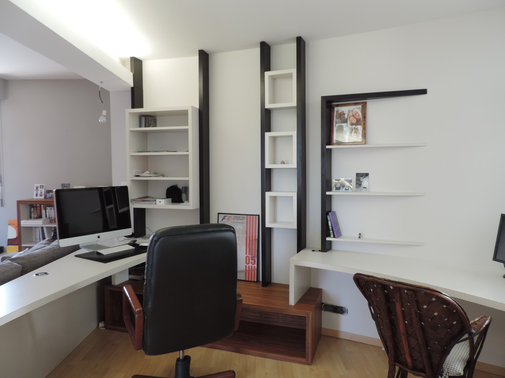 Idées déco pour un bureau contemporain avec un mur blanc, parquet clair et un bureau intégré.