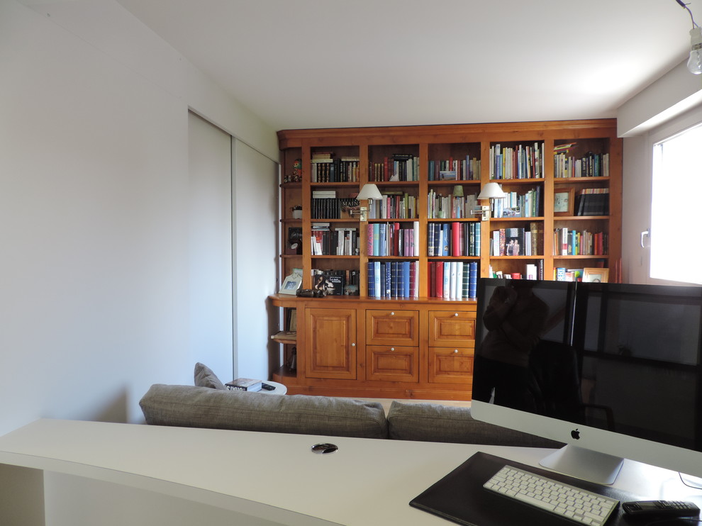 Inspiration pour un petit bureau bohème avec un mur blanc, aucune cheminée, une bibliothèque ou un coin lecture, parquet clair et un bureau intégré.
