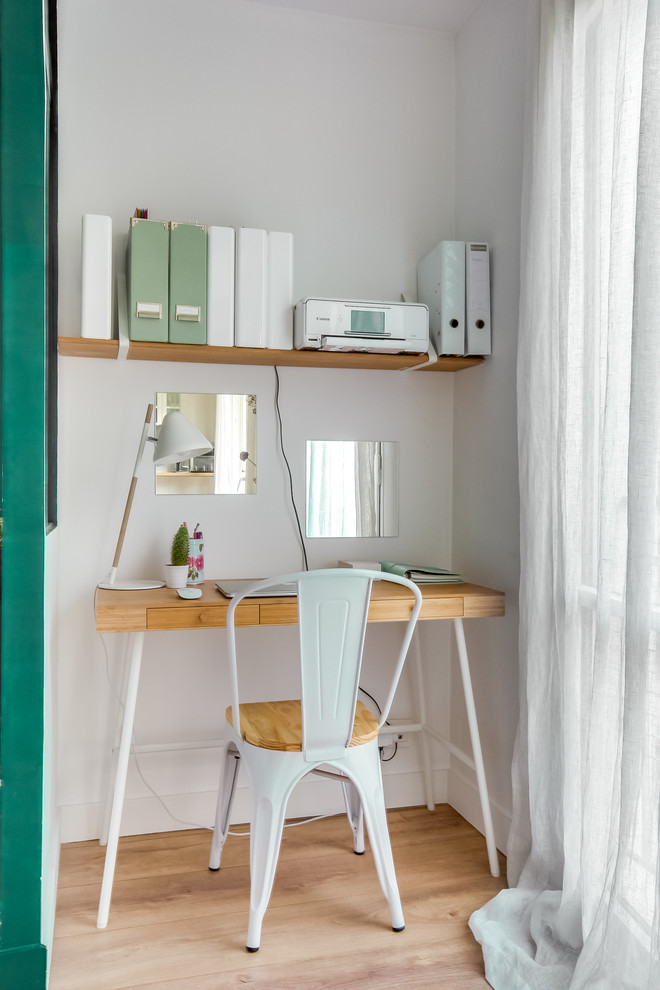 Стильный дизайн: кабинет в современном стиле с белыми стенами, светлым паркетным полом, отдельно стоящим рабочим столом и бежевым полом - последний тренд