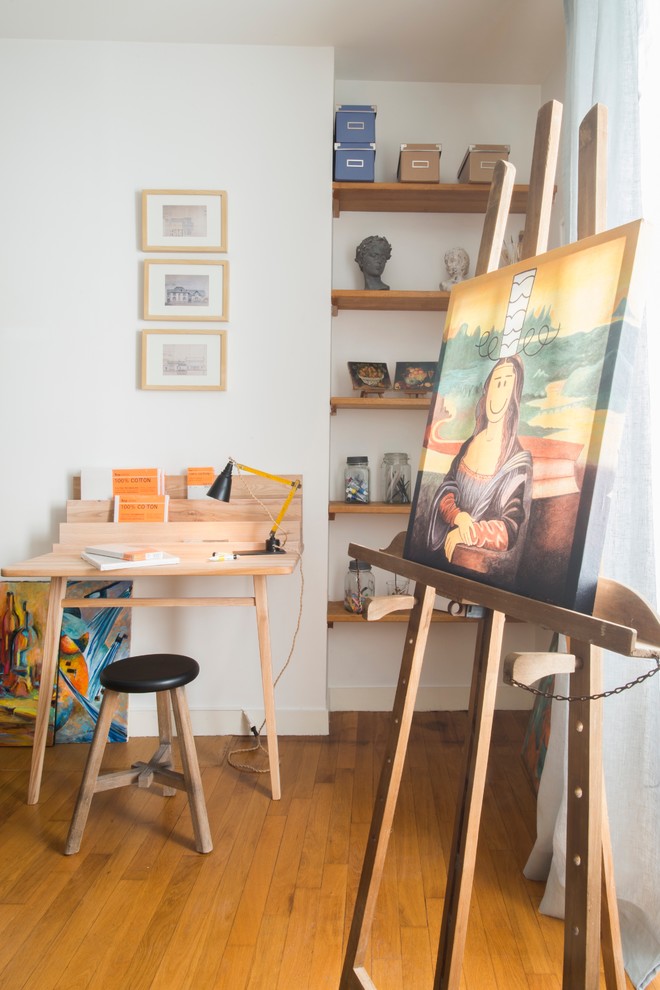 Idéer för mellanstora eklektiska hobbyrum, med vita väggar, mellanmörkt trägolv och ett fristående skrivbord