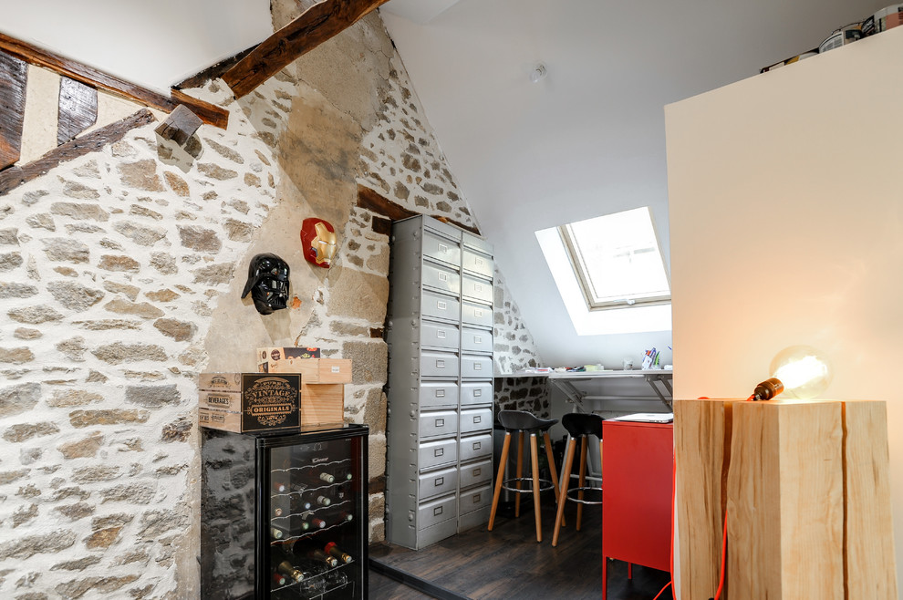 Kleines Eklektisches Nähzimmer ohne Kamin mit weißer Wandfarbe, braunem Holzboden und freistehendem Schreibtisch in Rennes
