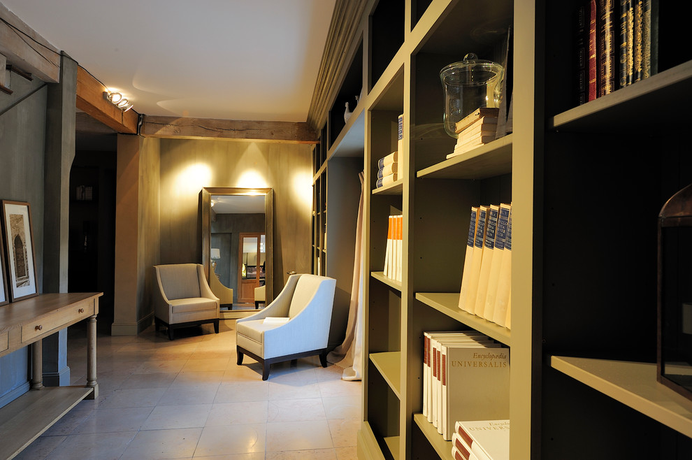 Foto de despacho tradicional renovado grande sin chimenea con biblioteca, paredes grises, suelo de mármol y suelo beige