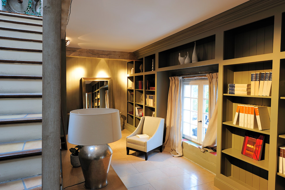 Esempio di un grande studio tradizionale con libreria, pareti grigie, pavimento in marmo, nessun camino e pavimento beige