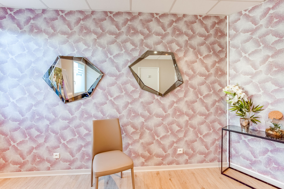 リールにある低価格の広いカントリー風のおしゃれな書斎 (ピンクの壁、ラミネートの床、自立型机、ベージュの床) の写真