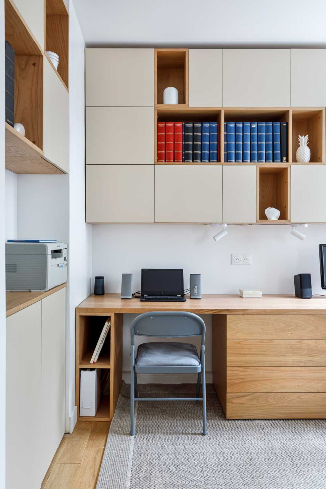Exemple d'un petit bureau tendance avec un mur beige.