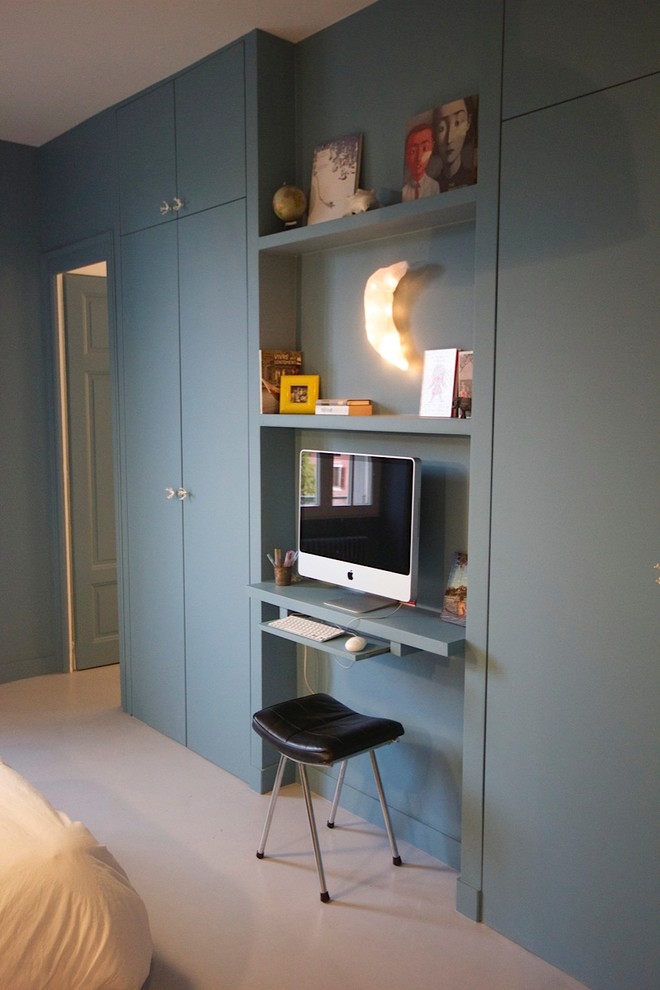 Ejemplo de despacho actual pequeño con escritorio empotrado y paredes grises