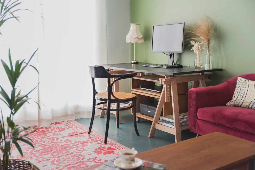 Imagen de despacho clásico renovado pequeño con paredes verdes, suelo de madera oscura, escritorio independiente y suelo azul