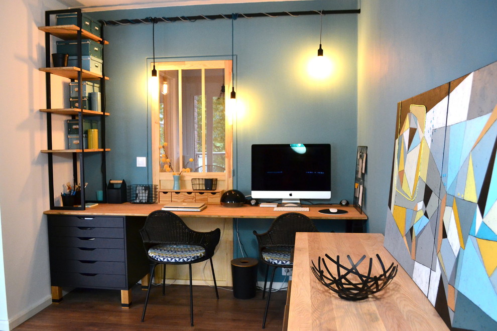 Réalisation d'un bureau design de taille moyenne avec un mur bleu, un sol en bois brun et un bureau intégré.