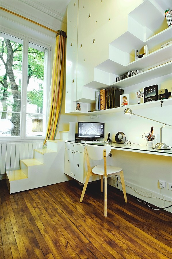パリにある低価格の小さなコンテンポラリースタイルのおしゃれなアトリエ・スタジオ (白い壁、淡色無垢フローリング、暖炉なし、造り付け机、ベージュの床) の写真