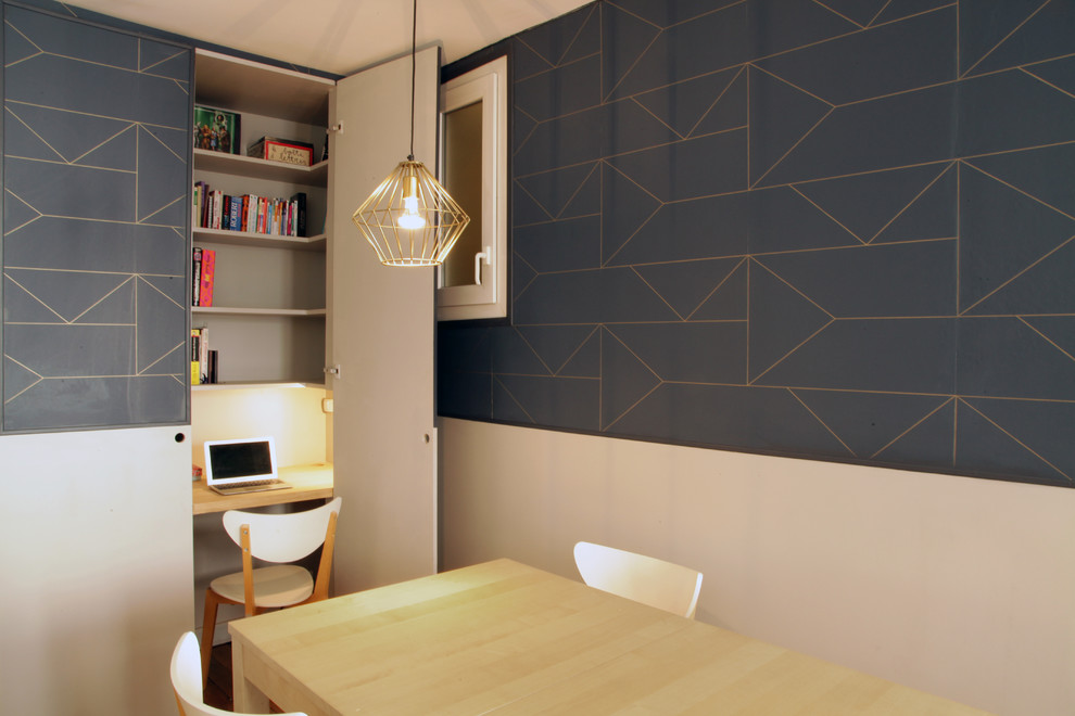 На фото: маленькое рабочее место в скандинавском стиле с серыми стенами, светлым паркетным полом и встроенным рабочим столом без камина для на участке и в саду