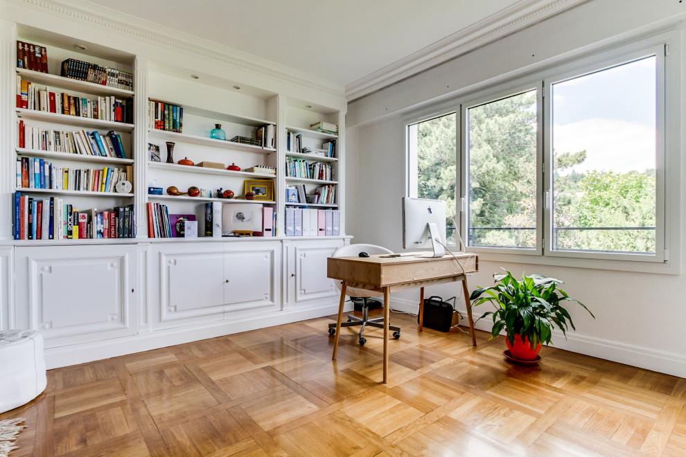 Exemple d'un petit bureau chic avec un mur blanc, un bureau indépendant, un sol en bois brun et un sol marron.