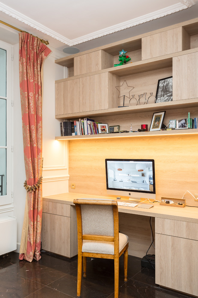 Idee per un ufficio tradizionale di medie dimensioni con pareti bianche, pavimento in marmo, scrivania incassata e pavimento nero