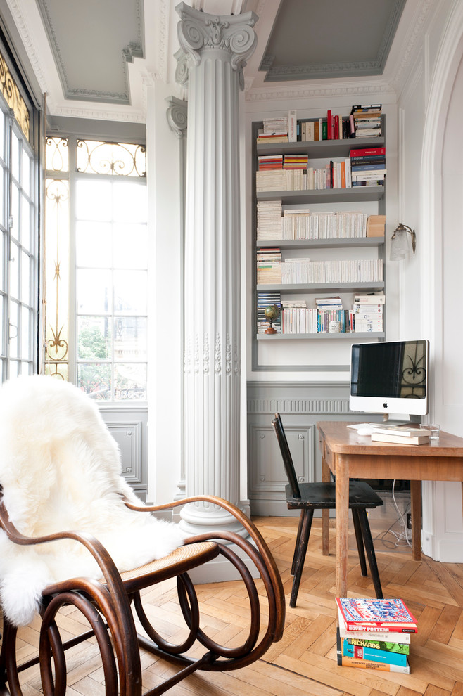 Ispirazione per un ufficio minimal di medie dimensioni con pareti bianche, pavimento in legno massello medio e scrivania autoportante
