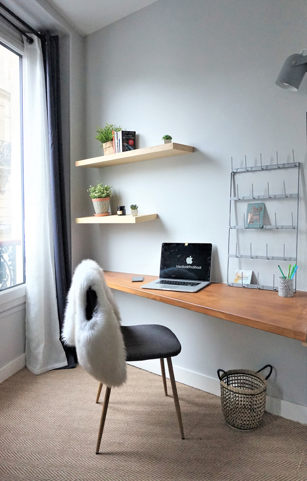 Inspiration pour un bureau design de taille moyenne avec un mur gris, moquette, un bureau intégré et un sol beige.